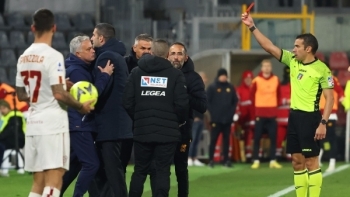 Mourinho nhận thẻ đỏ trong ngày Roma thua sốc trước đội cuối bảng