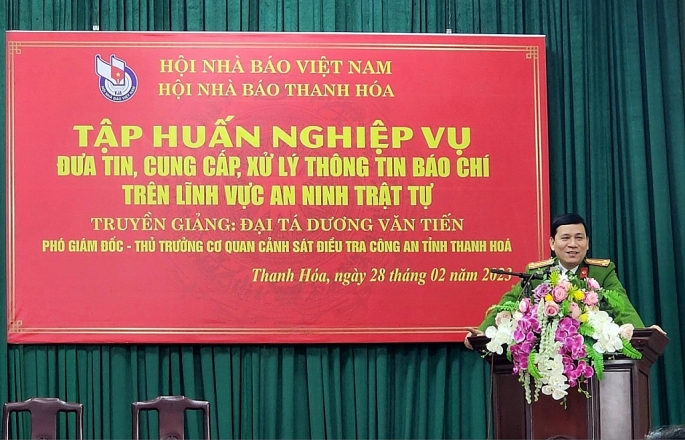 Đại tá Dương Văn Tiến - Phó Giám đốc, Thủ trưởng Cơ quan CSĐT Công an Thanh Hóa truyền đạt tại lớp tập huấn.