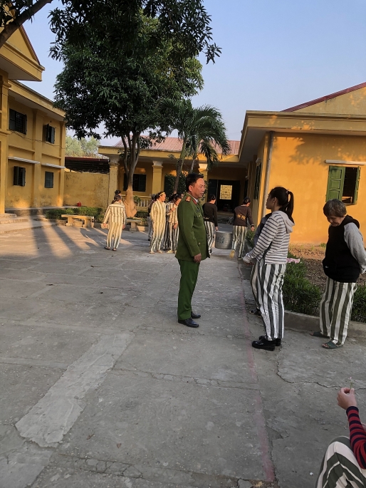 Cán bộ trại giam Vĩnh Quang tiếp xúc với phạm nhân sau giờ lao động 