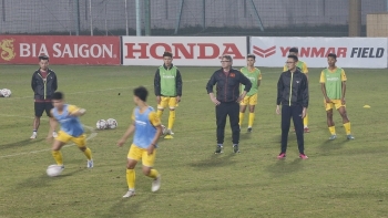 ĐT U23 Việt Nam tập buổi đầu tiên dưới  “triều đại” của HLV Philippe Troussier