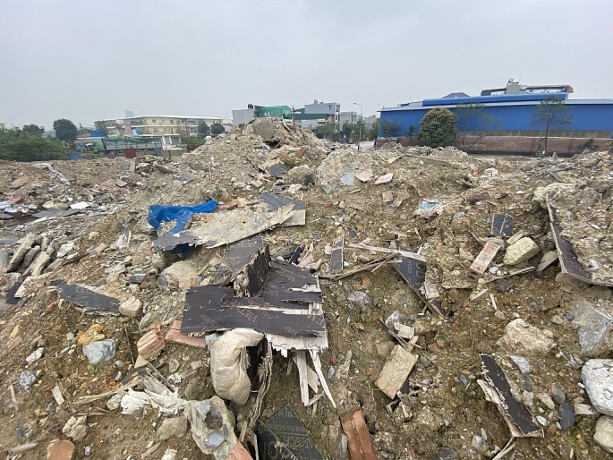 Bãi rác trái phép nằm giữa địa giới hai phường Phú Sơn, Đông Thọ (Thành phố Thanh Hóa, Thanh Hóa) với hàng nghìn tấn rác, tồn tại trong một thời gian dài không được xử lý.