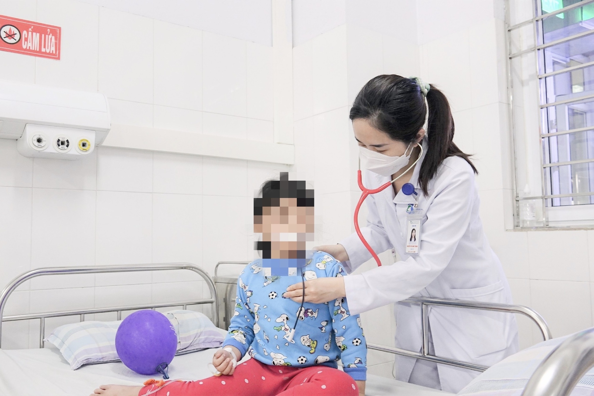 Trẻ 6 tuổi nhập viện cấp cứu sau khi ăn bim bim có tẩm thuốc diệt chuột