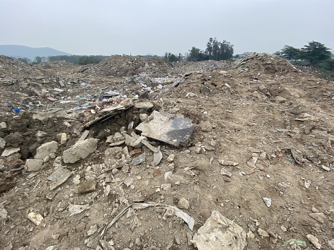 Cận cảnh “núi rác” khổng lồ giữa lòng Thành phố Thanh Hóa