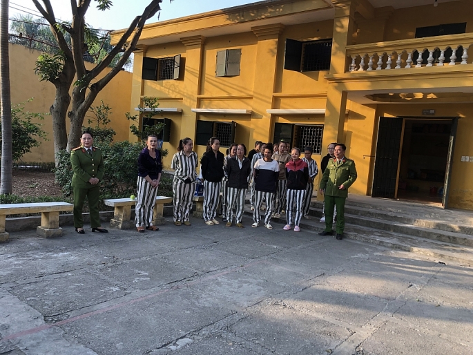 Phạm nhân Nguyễn Thị Hương Xuân (ngoài cùng bên trái) cùng chị em trong đội chào hỏi đoàn cán bộ trại giam xuống kiểm tra nơi ăn ở
