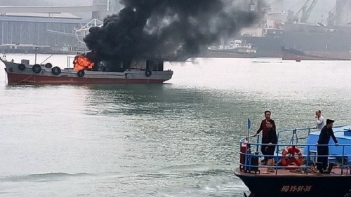 Tàu chở dầu bốc cháy dữ dội tại cảng Nghi Sơn