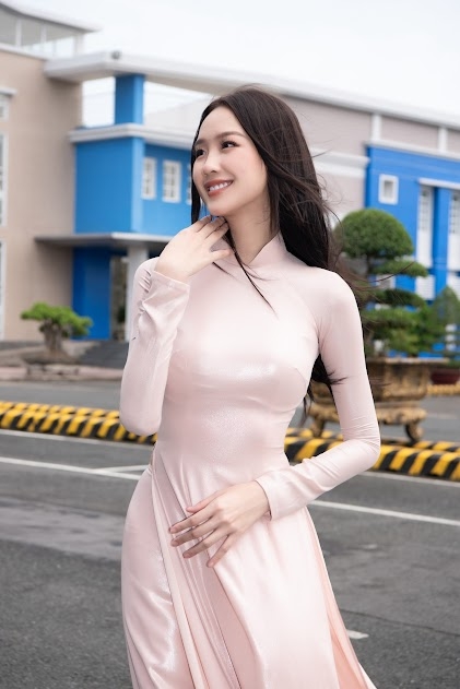 Hoa hậu Bảo Ngọc lội bùn trồng cây, nhan sắc vẫn xinh đẹp ngút ngàn