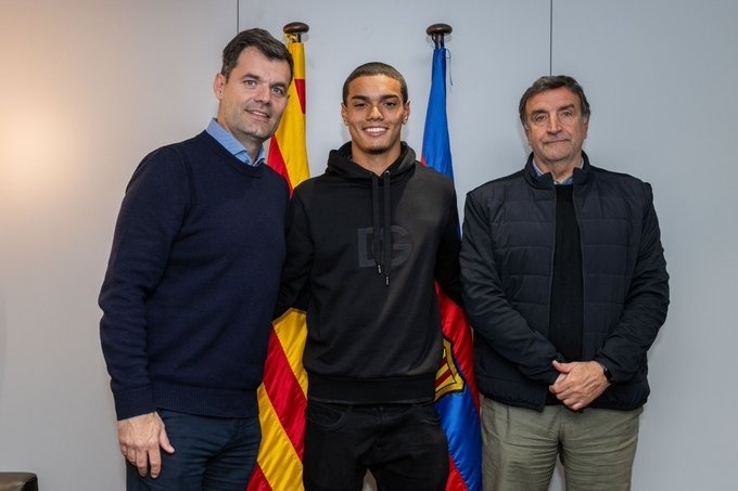 Barcelona chính thức ký hợp đồng với con trai của huyền thoại Ronaldinho