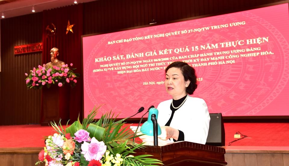 Phó Trưởng Ban Tuyên giáo Thành ủy Đinh Thị Lan Duyên trình bày báo cáo tại cuộc khảo sát.