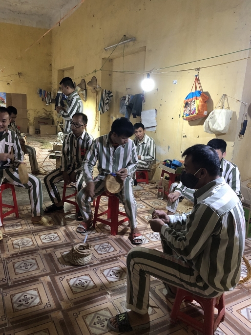 Các phạm nhân trại giam Vĩnh Quang đang lao động cải tạo ở đội đan đồ mỹ nghệ 