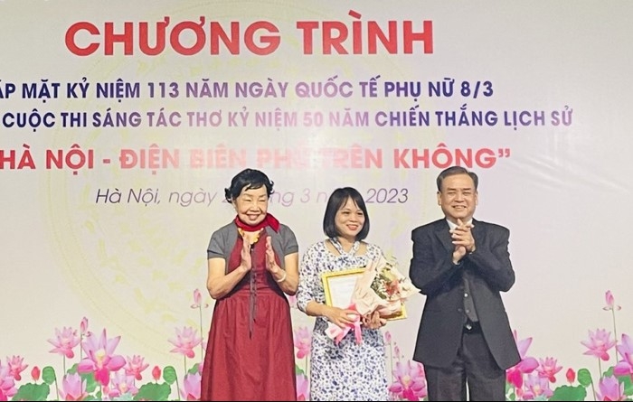 17 tác giả được trao giải thưởng sáng tác thơ về Chiến thắng Hà Nội - Điện Biên Phủ trên không