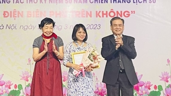 17 tác giả được trao giải thưởng sáng tác thơ về Chiến thắng Hà Nội - Điện Biên Phủ trên không