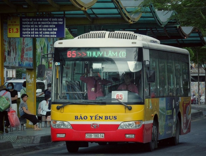 Sau thời gian dài bị ảnh hưởng bởi dịch bệnh COVID-19, chất lượng dịch vụ vận tải công cộng đã được cải thiện (tăng số lượng tuyến, tăng số lượng phương tiện, mở rộng vùng phục vụ). Cùng với đó, TP Hà Nội cũng có thêm loại hình xe buýt điện chất lượng cao, qua đó thu hút thêm người dân sử dụng dịch vụ.