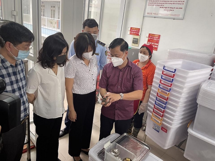 Đoàn liên ngành kiểm tra ATTP TP Hà Nội và lãnh đạo quận Hai Bà Trưng kiểm tra bếp ăn tập thể trường Tiểu học Lê Văn Tám trên địa bàn quận.