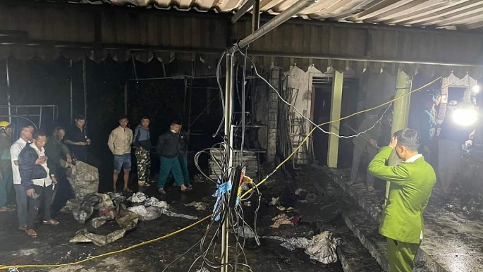 Nghệ An: Cháy lớn trong đêm khiến nhà dân bị thiêu rụi