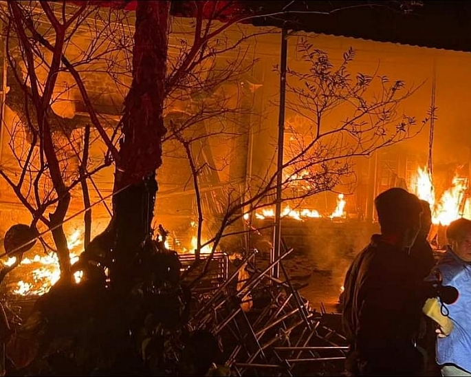 Trong vòng khoảng 2 giờ đồng hồ, vụ cháy xảy ra tại nhà ông Nguyễn Doãn Sơn (xã Đại Đồng, Thanh Chương, Nghệ An) đã khiến gia đình gần như trắng tay