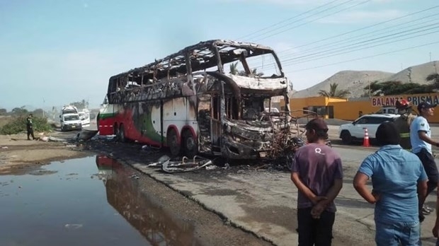 Xe buýt tông xe ba bánh rồi bốc cháy, 10 người thiệt mạng