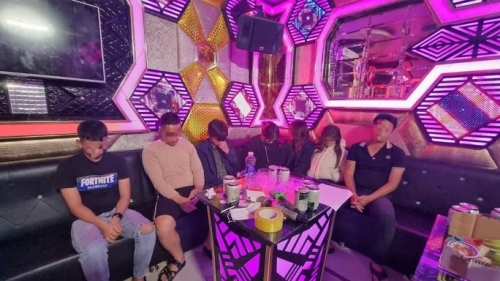 Bên trong phòng hát có tiếng nhạc xập xình của quán karaoke Dấu Ấn