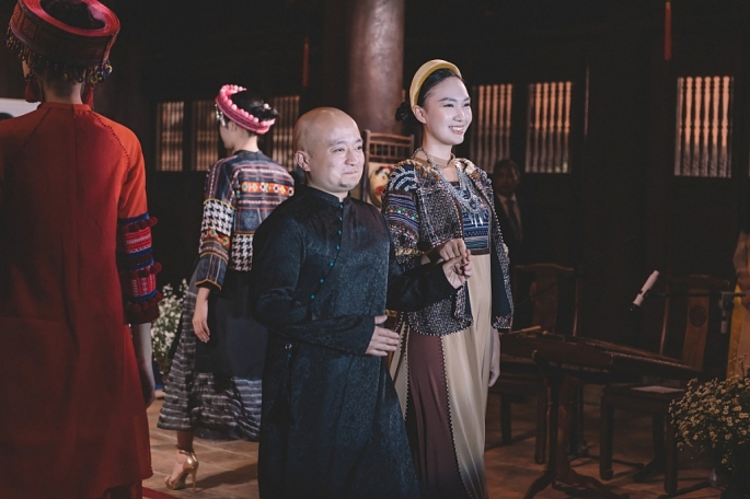 NTK Cao Minh Tiến trong buổi trình diễn BST áo dài lấy cảm hứng từ trang phục truyền thống của phụ nữ dân tộc thiểu số Tây Bắc. Ảnh: NVCC