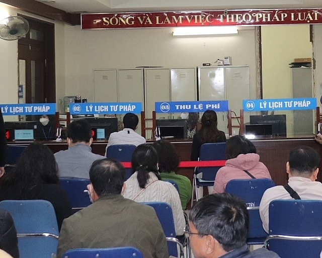 -	Người dân thực hiện TTHC tại Bộ phận một cửa Sở Tư pháp Hà Nội