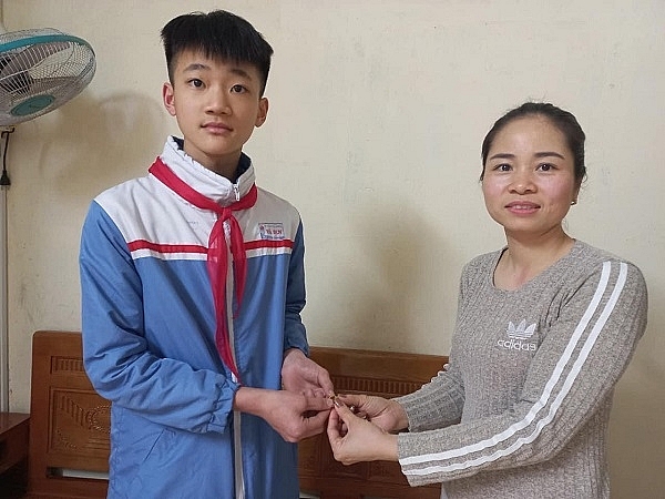 Em Phạm Doãn Hiệp trả lại chiếc nhẫn cho chị Phạm Thị Hoàn
