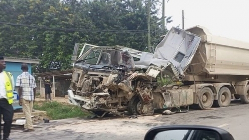 Xe khách tông trực diện xe tải, ít nhất 22 người thiệt mạng
