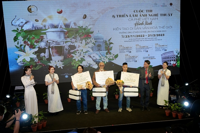Lễ trao giải của thi ảnh nghệ thuật “Cà phê Việt Nam – Hành trình kiến tạo di sản văn hoá thế giới” cũng được diễn ra trong ngày khai mạc triển lãm