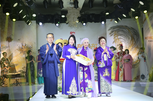 Ban Tổ chức và khách mời nhận quà lưu niệm từ chương trình Kimono - Aodai Fashion Show. Từ trái qua phải: Ngài Yamada Takio, Đại sứ đặc mệnh toàn quyền Nhật Bản tại Việt Nam; bà Mori Masako, Cố vấn đặc biệt của Thủ tướng Nhật Bản; bà Kobayashi Eiko, nhà thiết kế và nhà sáng lập của Be-Japon; bà Nguyễn Thị Nga, Chủ tịch Tập đoàn BRG.