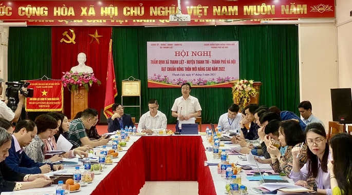 Đoàn kiểm tra, đánh giá các tiêu chí NTM nâng cao tại xã Thanh Liệt.(ảnh: Văn Biên)