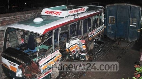 Tàu hỏa tông xe buýt khiến 2 người chết, 84 người bị thương