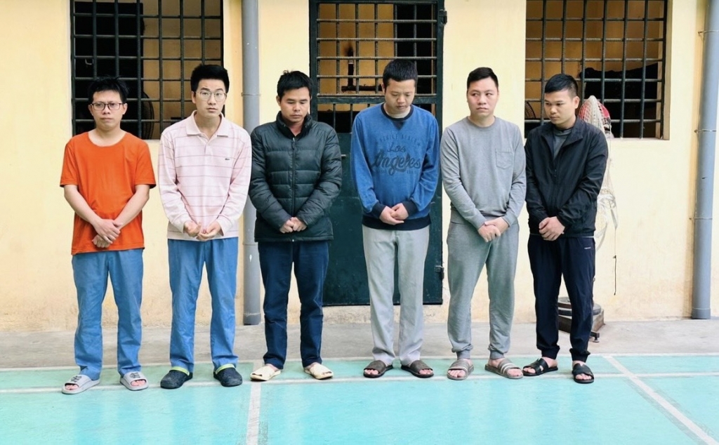 6 người của Trung tâm đăng kiểm 29-13D Hà Nội đang bị điều tra về hành vi nhận hối lộ. Ảnh: Công an cung cấp