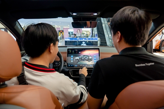 Điều khiển trực quan hầu hết các tính năng thông qua màn hình giải trí trung tâm là một trải nghiệm khác biệt của VF 8 so với các dòng xe khác.
