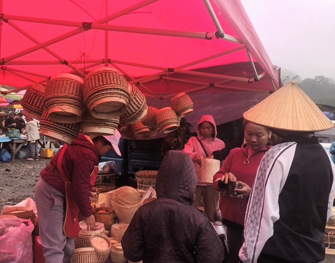 Là chợ phiên vùng biên nhưng theo thời gian, khu chợ trở thành điểm đến của du khách trong và ngoài nước bởi sự đa dạng, đắc sắc, đậm đà văn hóa vùng cao của người dân Việt - Lào. 
