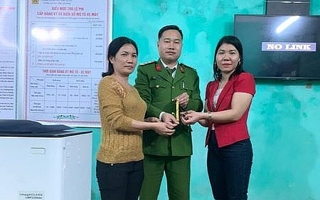 Chị Nguyễn Thị Hà nhận lại tài sản đánh mất.