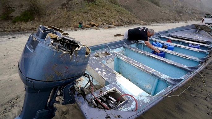 Một chiếc thuyền bị lật ở ngoài khơi bờ biển San Diego, Mỹ.