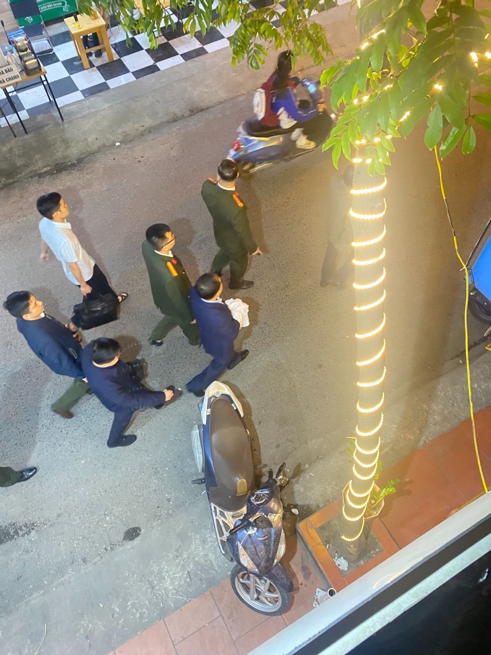 Ông Nguyễn Đình Đương (áo xanh, tay cầm vải trắng) bị cơ quan công an bắt giữ tối 13/3.