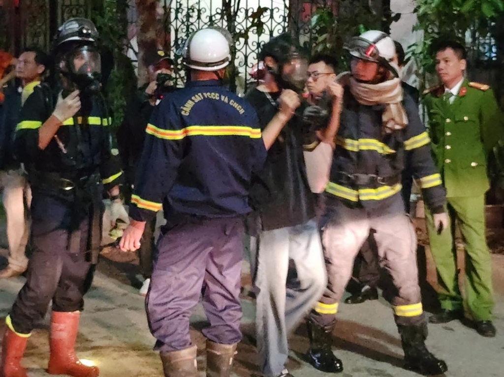 Nhanh chóng tiếp cận, giải cứu thành công 5 người mắc kẹt trong đám cháy ở xưởng may