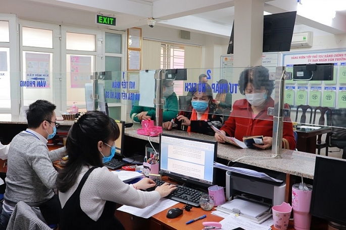 -	Người dân thực hiện TTHC về lĩnh vực tư pháp – hộ tịch tại phường Trần Hưng Đạo, quận Hoàn Kiếm, Hà Nội