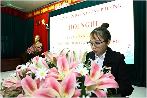 bà Nguyễn Thị Tuyết  - công chức Tư pháp hộ tịch UBND xã Song Phương