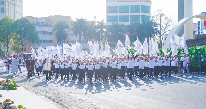  Lễ hội đường phố diễn ra vào ngày 10/3, cũng là dịp kỷ niệm 48 năm Ngày lịch sử Chiến thắng Buôn Ma Thuột, giải phóng tỉnh Đắk Lắk