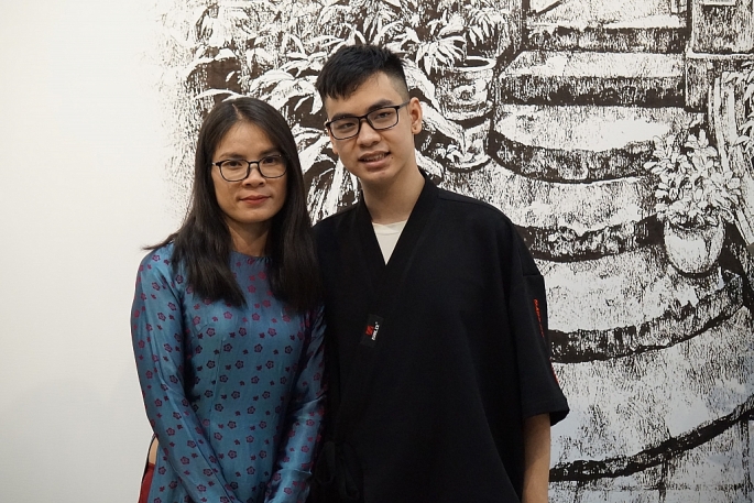 Nhờ có mẹ cùng tình yêu và niềm đam mê hội họa đã khiến cuộc đời họa sỹ trẻ Trần Nam Long trở nên có ý nghĩa