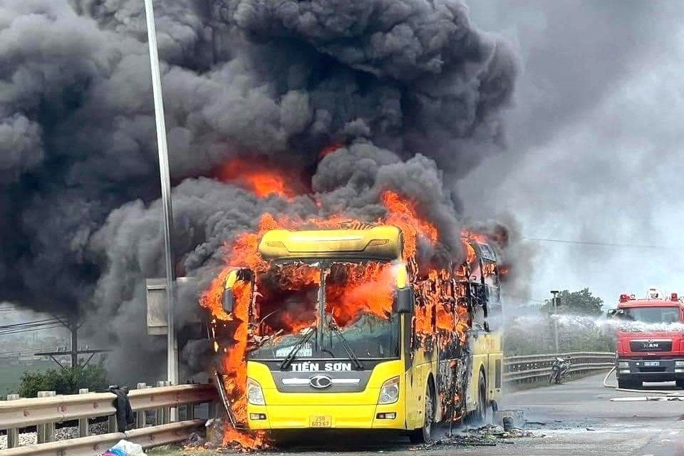 Chiếc xe khách bị thiêu rụi sau khi cháy