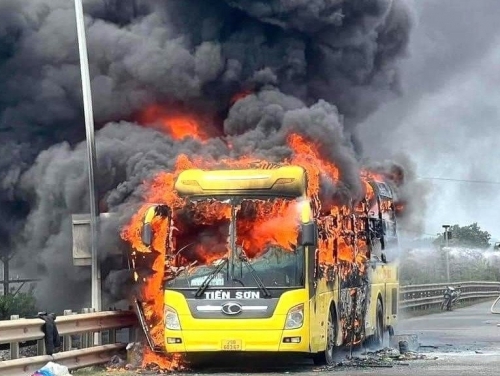 Ô tô bất ngờ bốc cháy, hơn 40 hành khách hoảng loạn tháo chạy