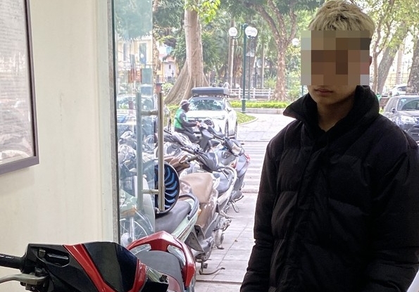 Thanh niên ngông cuồng “bốc đầu” xe máy lúc rạng sáng trên phố Hà Nội