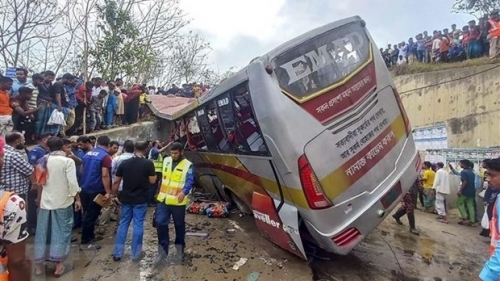 Xe buýt lao xuống mương cạnh đường cao tốc, 17 người thiệt mạng