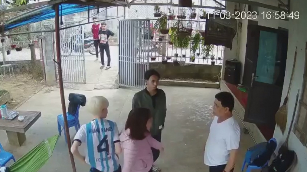 Ông nội của bạn hành hung cháu bé 14 tuổi: Người mẹ không can ngăn được