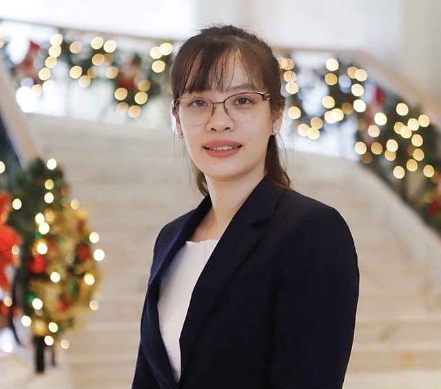 Tiến sĩ Phan Thị Huyền Thương vừa được Thành đoàn Hà Nội vinh danh top 10 Gương mặt trẻ Thủ đô tiêu biểu năm 2022. Ảnh: NVCC
