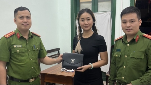 Nữ du khách Thái Lan quên túi xách hàng hiệu trên ghế đá được Công an Hà Nội giúp đỡ