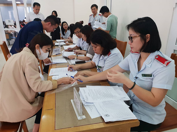 Đại diện các đơn vị nợ đóng BHXH (bên trái) ký nhận quyết định công bố thanh tra của Thanh tra thành phố Hà Nội.