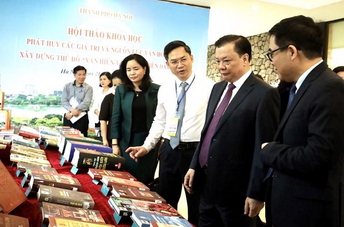 Bí thư Thành ủy Hà Nội Đinh Tiến Dũng và các đại biểu tham dự triển lãm trong chương trình Hội thảo. 
