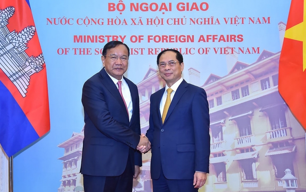 Bộ trưởng Ngoại giao Bùi Thanh Sơn hội đàm với Phó Thủ tướng, Bộ trưởng Ngoại giao và Hợp tác quốc tế Campuchia